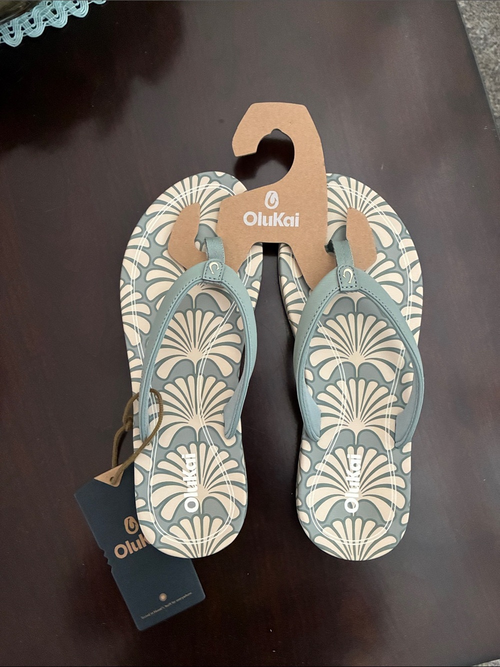 OluKai Women’s Seafoam Green and Cream Patterned Flip Flops
